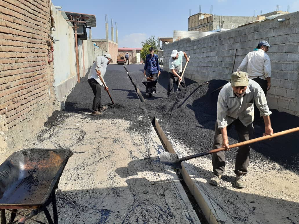 آسفالت ریزی خیابان ها و کوچه های شهر توسط شهرداری ورزقان با مساعدت های معدن مس سونگون